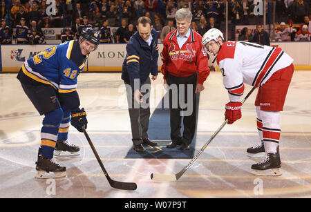 St. Louis Blues Vorsitzenden Tom Stillman (R) und St. Louis Cardinals Präsident Bill DeWitt III beteiligen sich in einer zeremoniellen Puck drop mit St. Louis Blues Kapitän David Backes (L) und Carolina Hurricanes Kapitän Eric Staal, bevor ihr Spiel an der Scottrade Center in St. Louis am 14. Januar 2016. Die beiden Mannschaften sind die Förderung der guten Dinge nach St. Louis Verwandte nach der Bekanntgabe des Ausscheidens von den St. Louis Rams Football Team. Foto von Bill Greenblatt/UPI Stockfoto