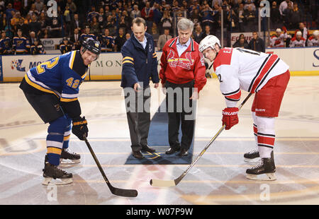 St. Louis Blues Vorsitzenden Tom Stillman (R) und St. Louis Cardinals Präsident Bill DeWitt III beteiligen sich in einer zeremoniellen Puck drop mit St. Louis Blues Kapitän David Backes (L) und Carolina Hurricanes Kapitän Eric Staal, bevor ihr Spiel an der Scottrade Center in St. Louis am 14. Januar 2016. Die beiden Mannschaften sind die Förderung der guten Dinge nach St. Louis Verwandte nach der Bekanntgabe des Ausscheidens von den St. Louis Rams Football Team. Foto von Bill Greenblatt/UPI Stockfoto