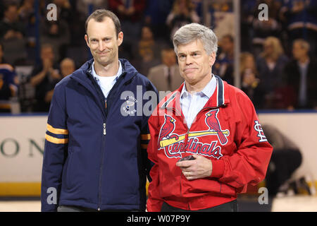 St. Louis Blues Vorsitzenden Tom Stillman (R) und St. Louis Cardinals Präsident Bill DeWitt III für eine zeremonielle Puck drop vor der St. Louis Blues-Carolina Hurrikane hockey Spiel im Scottrade Center in St. Louis am 14. Januar 2016 vorzubereiten. Die beiden Mannschaften sind die Förderung der guten Dinge nach St. Louis Verwandte nach der Bekanntgabe des Ausscheidens von den St. Louis Rams Football Team. Foto von Bill Greenblatt/UPI Stockfoto