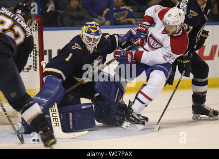 St. Louis Blues Brian Elliott Kicks entfernt den Puck geschossen von Montreal Canadiens Alex Galchenyuk in der zweiten Periode im Scottrade Center in St. Louis 16. Januar 2016. Foto von Bill Greenblatt/UPI Stockfoto
