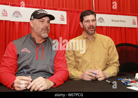 Ehemalige St. Louis Cardinals Krüge, Brüder Andy (L) und Alan Benes, sprechen mit den Fans während der St. Louis Cardinals Winter Warm Up in St. Louis am 17. Januar 2016. Foto von Bill Grenblatt/UPI Stockfoto