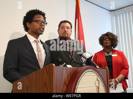 Ferguson, Missouri Stadtrat Mitglied Wesley Bell reagiert auf einen Reporter Frage als Bürgermeister James Knowles III und Ratsmitglied Ella Jones im während einer Pressekonferenz in Ferguson, Missouri am 10. Februar 2016 hören. Die Stadt reagiert zu einer föderalen Prozeß ist, einen Tag nach der Stadtrat wählte zu überarbeiten, eine Einigung auf eine Verbesserung der Arbeitsweise der Polizei und Gerichte die Armen und Minderheiten in der St. Louis Vorort behandeln. Ferguson wurde unter Justizministerium Nachforschung seit der 18-jährige Michael Brown, der war schwarz und unbewaffnet, wurde tödlich von Weißen officer Darren Wilson 18 Monate shot ag Stockfoto