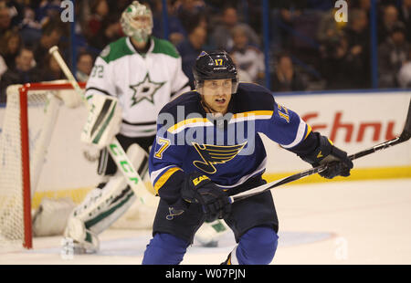 St. Louis Blues Jaden Schwartz Grabungen für den Puck gegen die Dallas Stars in der ersten Periode im Scottrade Center in St. Louis am 16. Februar 2016. Foto von Bill Greenblatt/UPI Stockfoto