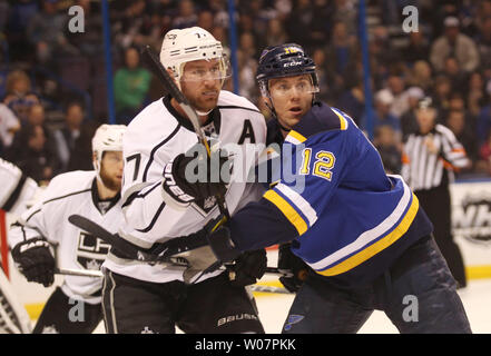 St. Louis Blues Jori Lehtera Finnlands und der Los Angeles Kings Jeff Carter Binden nach einem faceoff in der ersten Periode im Scottrade Center in St. Louis am 18. Februar 2016. Foto von Bill Greenblatt/UPI Stockfoto