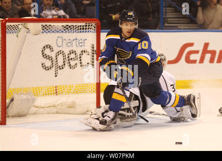 St. Louis Blues Scottie Upshall wird durch Los Angeles Kings Torwart Jonathan Quick in der ersten Periode im Scottrade Center in St. Louis ausgelöst am 18. Februar 2016. Foto von Bill Greenblatt/UPI Stockfoto