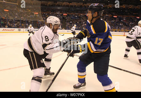 St. Louis Blues Jaden Schwartz und Los Angeles Kings Drew Doughty Binden in der ersten Periode im Scottrade Center in St. Louis am 18. Februar 2016. Foto von Bill Greenblatt/UPI Stockfoto