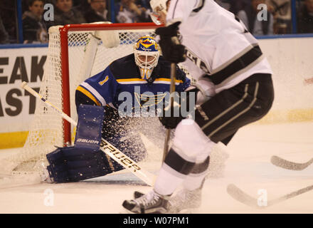 St. Louis Blues Torwart Brian Elliott hält sein Auge auf den Puck als Los Angeles Kings Jeff Carter versucht einen Schuss in der zweiten Periode im Scottrade Center in St. Louis am 18. Februar 2016 erhalten. Foto von Bill Greenblatt/UPI Stockfoto