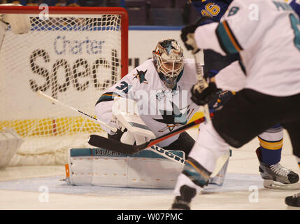 San Jose Sharks Torwart Martin Jones hat ein Auge auf den Puck in der ersten Periode gegen die St. Louis Blues im Scottrade Center in St. Louis am 22. Februar 2016. San Jose gewann das Spiel 6-3. Foto von Bill Greenblatt/UPI Stockfoto