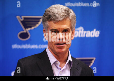 St. Louis Blues Vorsitzenden Tom Stillman spricht mit Reportern über die Ankündigung, dass die Chicago Blackhawks und St. Louis Blues wird ein Hockeyspiel am Busch Stadium spielen im Januar 2017 zwischen dem Zeitraum der Blackhawks-Blues hockey Spiel im Scottrade Center in St. Louis am 9. März 2016. Foto von Bill Greenblatt/UPI Stockfoto