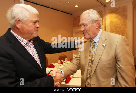 Ehemalige St. Louis Fußball Kardinal Quarterback Jim Hart (L) grüsst tight end und der Pro Football Hall of Fame Mitglied Jackie Smith vor Beginn der Legenden von St. Louis Fußball Abendessen in Frontenac, Missouri am 11. März 2016. Foto von Bill Greenblatt/UPI Stockfoto