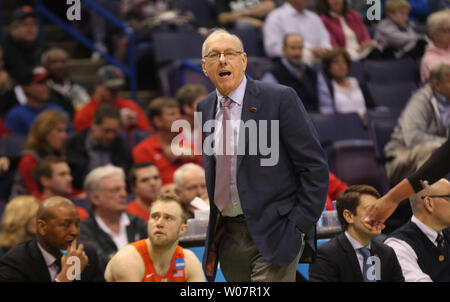 Syracuse Head Coach Jim Boeheim Uhren sein Team auf Dayton in der ersten Hälfte der NCAA Division 1 Men's Basketball Meisterschaft am Scottrade Center in St. Louis am 18. März 2016 dauern. Foto von Bill Greenblatt/UPI Stockfoto