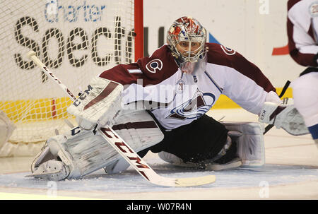 Colorado Avalanche Torwart Semyon Varlamov von Russland hält sein Auge auf den Puck gegen die St. Louis Blues in der ersten Periode im Scottrade Center in St. Louis am 29. März 2016. Foto von Bill Greenblatt/UPI Stockfoto