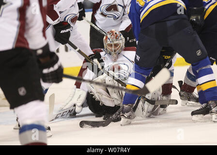 Colorado Avalanche Torwart Semyon Varlamov von Russland deckt den Puck gegen die St. Louis Blues in der ersten Periode im Scottrade Center in St. Louis am 29. März 2016. Foto von Bill Greenblatt/UPI Stockfoto