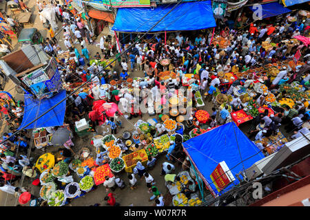 Chawk Bazar iftar Markt von Dhaka ist gut für traditionelle würzige Nahrungsmittel bekannt. Tausende von Menschen auf der Straße vor shahi Moschee versammelt, wo sel Stockfoto