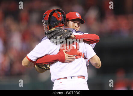 St. Louis Cardinals Krug mattes Bowman Umarmungen catcher Yadier Molina nach dem dritten Out besiegte die Cincinnati Reds 14-3 am Busch Stadium in St. Louis am 15. April 2016. Foto von Bill Greenbatt/UPI Stockfoto