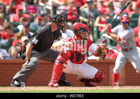 St. Louis Cardinals catcher Eric Friteuse nicht einen Handschuh auf den Ball durch Krug Michael Wacha im sechsten Inning geworfen auf einen Schlag drei Schwingen von Cincinnati Reds Devin Mesoraco am Busch Stadium in St. Louis am 17. April 2016 erhalten. Fritteuse konnte mit der lose Kugel zu kommen und die erste Basis für die heraus werfen. Der Aufruf der Aktion Home Plate Umpire Paul Nauert. Foto von Bill Greenblatt/UPI Stockfoto