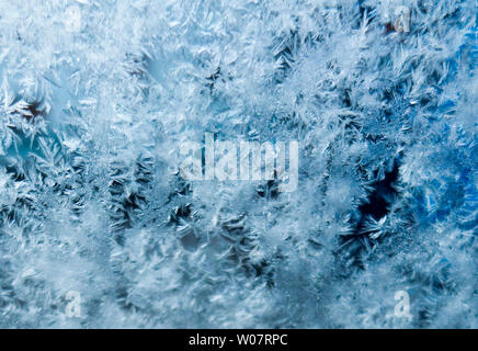 Abstrakt Blau Eiskristalle auf Glas Hintergrund Stockfoto