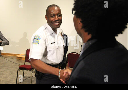 Delrish Moos (L) sagt Hallo zu Rat des Bezirks 3 Mitglied Wesley Bell, bevor sie den Amtseid als neuer Polizeichef der Stadt Ferguson, Missouri in Ferguson am 9. Mai 2016. Moss, ein 32 Jahr Veteran des Miami Police Department, werden die Abteilungen erste permanente Afrikaner - Polizei, die an die Stelle der in die Kritik geratene Polizeichef Tom Jackson. Jackson verließ die Abteilung im März 2015 nach den Unruhen, die die Polizei schießt der 18-jährige Michael Braun im August 2014. Foto von Bill Greenblatt/UPI Stockfoto