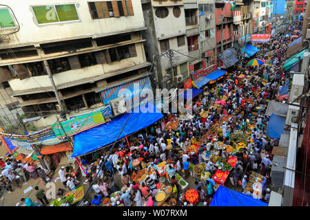 Chawk Bazar iftar Markt von Dhaka ist gut für traditionelle würzige Nahrungsmittel bekannt. Tausende von Menschen auf der Straße vor shahi Moschee versammelt, wo sel Stockfoto