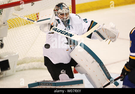 San Jose Sharks Torwart Martin Jones swats den Kobold weg auf einen Schuß von den St. Louis Blues in der ersten Periode von Spiel eins der NHL Western Conference Finals im Scottrade Center in St. Louis am 15. Mai 2016. Foto von Bill Greenblatt/UPI Stockfoto