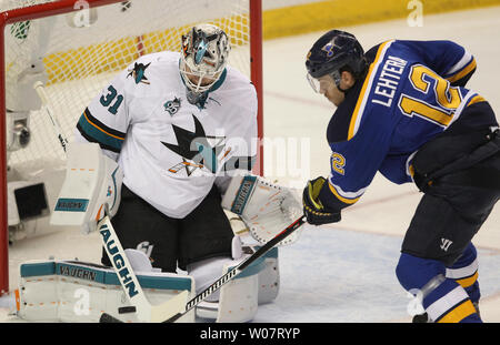 St. Louis Blues Jori Lehtera Finnlands versucht den Puck zu vergangenen San Jose Sharks Torwart Martin Jones in der ersten Periode von Spiel eins der NHL Western Conference Finals im Scottrade Center in St. Louis am 15. Mai 2016. St. Louis besiegt San Jose 2-1. Foto von Bill Greenblatt/UPI Stockfoto