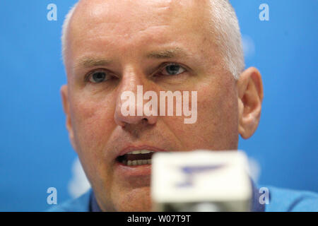 St. Louis Blues General Manager Doug Armstrong beschreibt die Bedürfnisse der Mannschaft, wie er spricht mit Reportern im Scottrade Center in St. Louis am 31. Mai 2016. . Foto von Bill Greenblatt/UPI Stockfoto