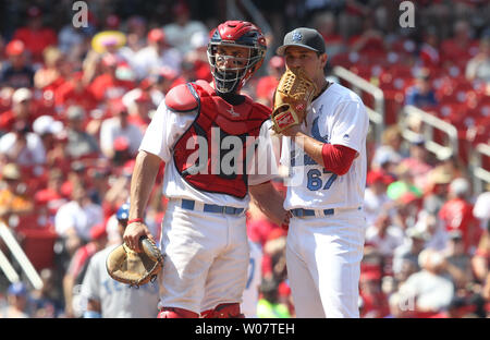 St. Louis Cardinals Matt Bowman und Catcher Eric Fritteuse sprechen nach der Texas Rangers score gehen voran läuft im achten Inning am Busch Stadium in St. Louis, die am 19. Juni 2016. Texas gewann das Spiel 5-4. Foto von Bill Greenblatt/UPI Stockfoto