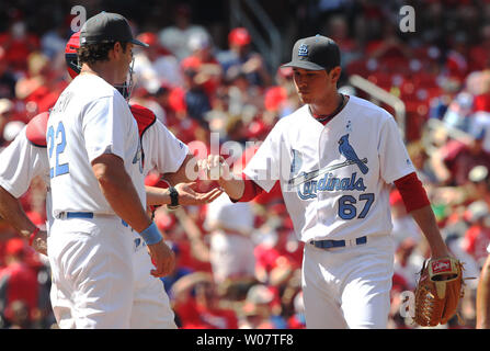 St. Louis Cardinals Matt Bogenschütze ist aus dem Spiel, der von Manager Mike Matheny entfernt, nachdem sie herauf die grünes Licht für die Texas Rangers im achten Inning am Busch Stadium in St. Louis, die am 19. Juni 2016. Texas gewann das Spiel 5-4. Foto von Bill Greenblatt/UPI Stockfoto