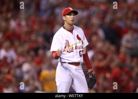 St. Louis Cardinals Krug mattes Bowman pumpt seine Faust, gerade das endgültige Aus für ein 7-1 über die Milwaukee Brewers am Busch Stadium in St. Louis am 1. Juli 2016 zu gewinnen. Foto von Bill Greenblatt/UPI Stockfoto