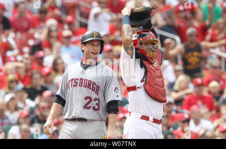 Pittsburgh Pirates David Freese und St. Louis Cardinals catcher Yadier Molina die endgültige passen Sie von den Piraten mit Basen im fünften Inning am Busch Stadium in St. Louis geladen am 4. Juli 2016. Foto von Bill Greenblatt/UPI Stockfoto