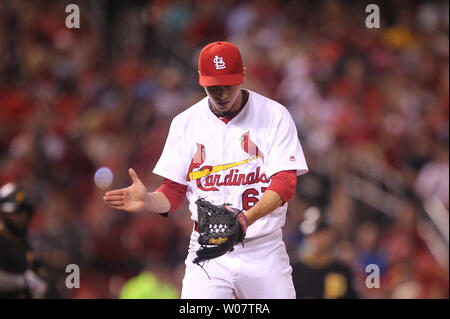 St. Louis Cardinals Krug mattes Bowman Pfund seinen Handschuh nach Pittsburgh Pirates Matt Joyce zu Ausstreichen der sechsten Inning am Busch Stadium in St. Louis am 6. Juli 2016 zu Ende. Foto von Bill Greenblatt/UPI Stockfoto