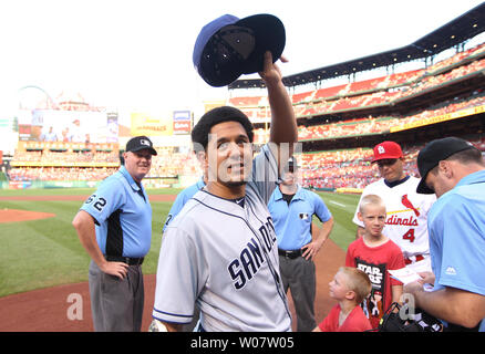 San Diego Padres Jon Jay Tipps seine Kappe, wie er ist introuduced während der Aufstellung card Exchange vor dem Spiel zwei einer doppelten überschrift gegen die St. Louis Cardinals am Busch Stadium in St. Louis am 20. Juli 2016. Jay verbrachte fünf Jahre als Mitglied der Kardinäle in Centerfield. Foto von Bill Greenblatt/UPI Stockfoto