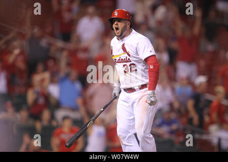 St. Louis Cardinals Matt Adams schreit zu seinem Einbaum, nachdem er einen Weg home run die Los Angeles Dodgers 4-3 in 16 Innings zu besiegen am Busch Stadium in St. Louis am 22. Juli 2016. Foto von Bill Greenblatt/UPI Stockfoto