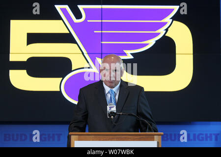 St. Louis Blues General Manager Doug Armstrong Adressen Reporter, nachdem er kündigt an, dass Verteidiger Alex Pietrangelo wurde Das 21 Team Captain der St. Louis Blues im Scottrade Center in St. Louis am 25. August 2016 ernannt. Foto von Bill Greenblatt/UPI Stockfoto