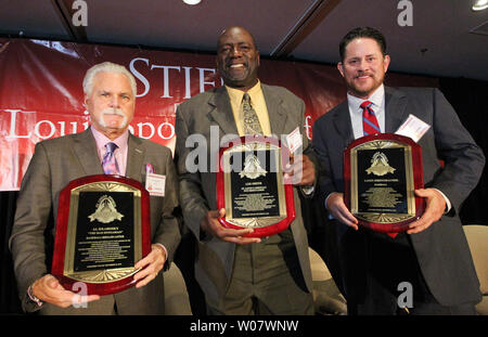 Ehemalige St. Louis Cardinals schließen Krüge (L, R) Al Hrabosky, Lee Smith und Jason Isringhausen ihre placques während des St. Louis Sports Hall of Fame Verankerung Zeremonien in Fronentec, Missouri am 22. September 2016 an. Zwischen den drei Krüge, hatten insgesamt 825 spart für die Kardinäle. Foto von Bill Greenblatt/UPI Stockfoto