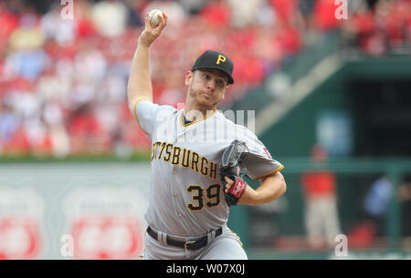 Pittsburgh Pirates Krug Tschad Kuhl liefert einen Pitch auf die St. Louis Cardinals im zweiten Inning am Busch Stadium in St. Louis am 1. Oktober 2016. Foto von Bill Greenblatt/UPI Stockfoto
