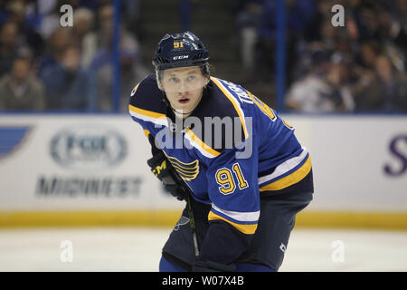 St. Louis Blues Wladimir Tarasenko wartet auf die faceoff gegen die Minnesota Wild in der ersten Periode im Scottrade Center in St. Louis am 13. Oktober 2016. Foto von Bill Greenblatt/UPI Stockfoto