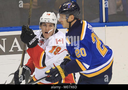 St. Louis Blues Alexander Steen enthält Caglary Flammen Matthew Tkachuk in der ersten Periode im Scottrade Center in St. Louis am 25. Oktober 2016. Foto von Bill Greenblatt/UPI Stockfoto