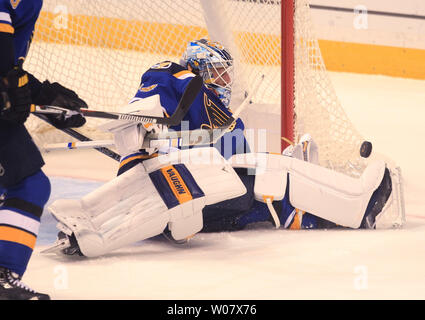 St. Louis Blues Torwart Jake Allen tritt einen Puck geschossen von Los Angeles Kings Jeff Carter, weg in der ersten Periode im Scottrade Center in St. Louis am 29. Oktober 2016. Foto von Bill Greenblatt/UPI Stockfoto