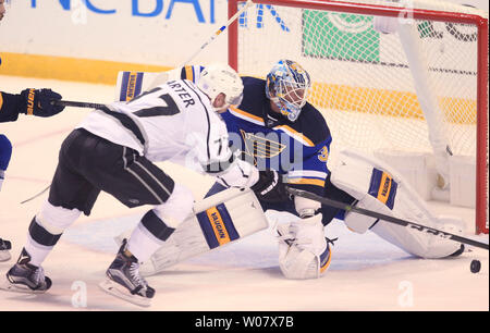 St. Louis Blues Torwart Jake Allen wird ein Skate am Puck vor dem Stick von Los Angeles Kings Jeff Carter in der ersten Periode im Scottrade Center in St. Louis am 29. Oktober 2016. Foto von Bill Greenblatt/UPI Stockfoto