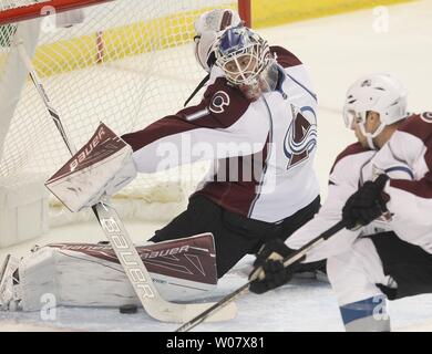 Colorado Avalanche Torwart Semyon Varlamov von Russland, macht einen Block gegen die St. Louis Blues in der ersten Periode im Scottrade Center in St. Louis am 6. November 2016 speichern. Foto von Bill Greenblatt/UPI Stockfoto