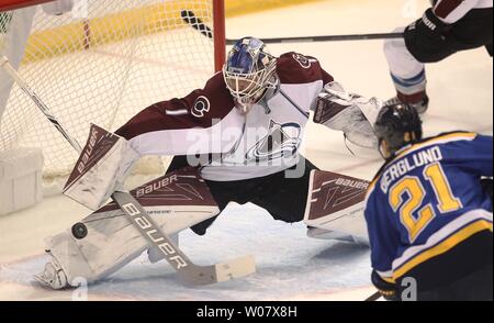 Colorado Avalanche Torwart Semyon Varlamov macht ein Speichern auf einer Aufnahme des St. Louis Blues Patrik Berglund von Schweden in der ersten Periode im Scottrade Center in St. Louis am 6. November 2016. Foto von Bill Greenblatt/UPI Stockfoto