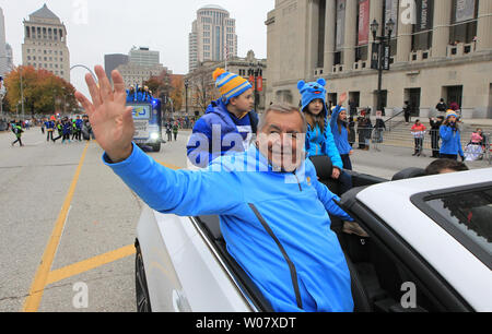 Ehemalige St. Louis Blues defenseman Bob Plager Wellen zu Parade goers während des Thanksgiving Day Parade in St. Louis am 24. November 2016. Plager ist die diesjährige Parade Grand Marshall. Foto von Bill Greenblatt/UPI Stockfoto