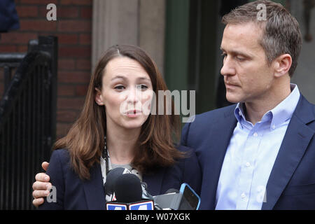 Missouri Governor elect Eric Greitens hört als Frau Sheena Reporter erzählt von ihrer expirence von Waffengewalt, während einer Pressekonferenz in St. Louis am 6. Dezember 2016 statt. Sheena Greitens wurde mit Waffengewalt beraubt, während in einem Restaurant Parkplatz am 5. Dezember 2016. Drei Teens öffnete die Tür und Ihr Laptop und Handy gefordert. Polizei später die Drei, im Alter von 14, 15 und 19 aufgenommen. Foto von Bill Greenblatt/UPI Stockfoto