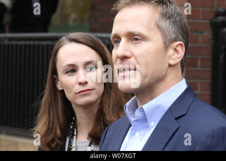 Missouri Governor elect Eric Greitans macht Erläuterungen, während Frau Sheena während einer Pressekonferenz in St. Louis am 6. Dezember 2016 hört. Greitens, sagte seine Frau war afe aber erschüttert", nachdem sie bei der Waffengewalt in St. Louis am 5. Dezember 2016 ausgeraubt wurde. Sheena Greitens saß in einem Restaurant Parkplatz, wenn drei Teens die Tür öffnete sich und Ihren Laptop und Handy gefordert. Polizei später die Drei, im Alter von 14, 15 und 19 aufgenommen. Foto von Bill Greenblatt/UPI Stockfoto