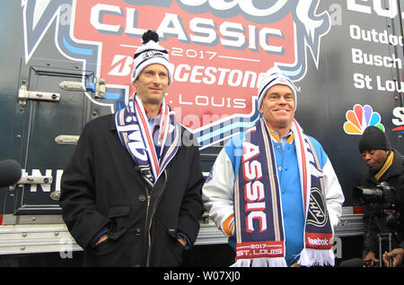 St. Louis Cardinals Präsident Bill DeWitt III (L) und St. Louis Blues Vorsitzenden Tom Stillman machen Sie sich bereit für Reporter fragen nach einer tragbaren ice-Werk am Busch Stadium in St. Louis am 15. Dezember 2016 eintrifft. Die ICE-Werk werden verwendet, um das Eis für die 2017 Winter Classic hockey Spiel zwischen den Chicago Blackhawks und den St. Louis Blues am Busch Stadium am 2. Januar 2017 zu machen. Foto von Bill Greenblatt/UPI Stockfoto