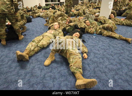 Ein Meer von camouflage Muster können gesehen werden als Tausende von Soldaten aus Fort Leonard Wood verwenden Concourse B für Ihre Flüge zum Schlafen nach Hause und für den Urlaub Während der Ferien Block warten am Lambert-St verlassen. Louis International Airport am 21. Dezember 2016. Fast 5.000 Männer und Frauen liefen auf dem Flughafen. Foto von Bill Greenblatt/UPI Stockfoto