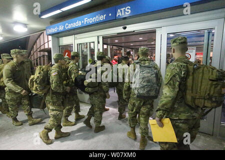 Tausende von Soldaten aus Fort Leonard Wood konvergieren auf Lambert-St. Louis International Airport, wie sie sich vorbereiten, nach Hause zurückzukehren, während der Ferien in St. Louis am 21. Dezember 2016 verlassen. Fast 5.000 Männer und Frauen am Flughafen in den frühen Stunden angekommen. Foto von Bill Greenblatt/UPI Stockfoto