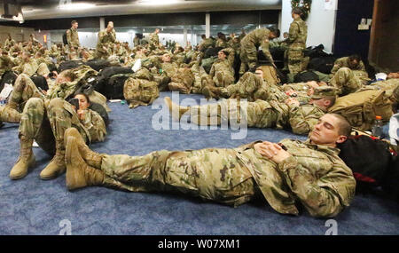 Ein Meer von camouflage Muster können gesehen werden als Tausende von Soldaten aus Fort Leonard Wood verwenden Concourse B für Ihre Flüge zum Schlafen nach Hause und für den Urlaub Während der Ferien Block warten am Lambert-St verlassen. Louis International Airport am 21. Dezember 2016. Fast 5.000 Männer und Frauen liefen auf dem Flughafen in den frühen Morgenstunden. Foto von Bill Greenblatt/UPI Stockfoto