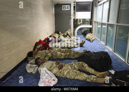 Soldaten aus Fort Leonard Wood nutzen alle verfügbaren Raum in Halle B für Ihre Flüge zum Schlafen nach Hause und für den Urlaub Während der Ferien Block warten am Lambert-St verlassen. Louis International Airport am 21. Dezember 2016. Fast 5.000 Männer und Frauen liefen auf dem Flughafen in den frühen Stunden des Tages. Foto von Bill Greenblatt/UPI Stockfoto